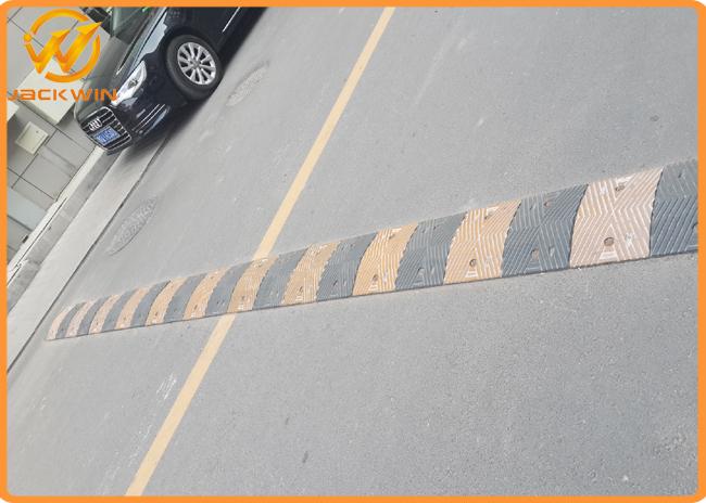 Heavy Duty Yellow and Black Low Car Rubber Speed Bump for Parking Lot /  Gas Station