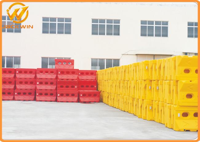 Water Filled Plastic Traffic Barriers , Airports Flexible Portable Road Barriers