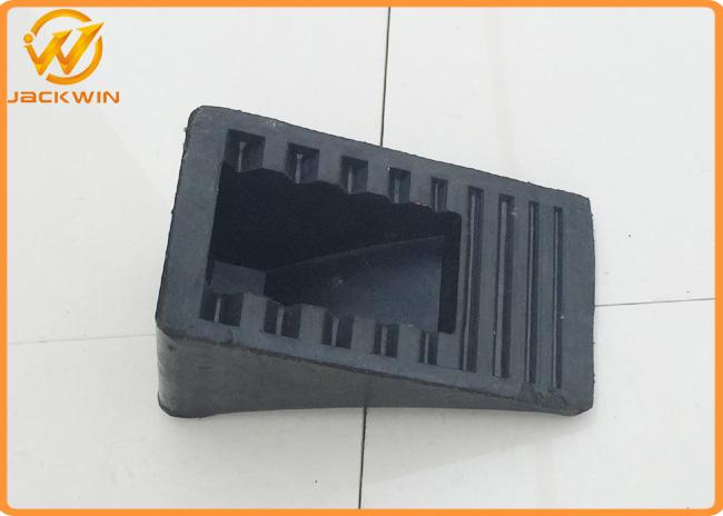 Light Weight Anti Corruption Rubber Wheel Chock for Car Parking 165 * 95 * 95 mm